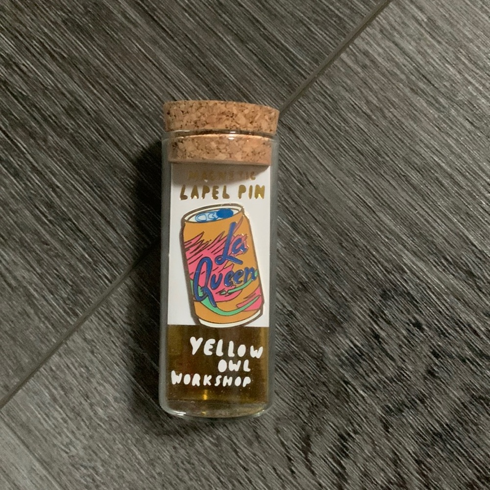 Yellow owl workshop magnetic lapel pin “la queen”